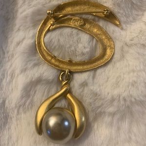 VTG Signed DHT Dinah Hoyt Taylor Matte Gold Faux Pearl Brooch